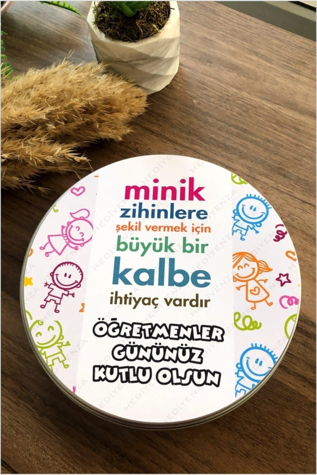 Öğretmenler Günü Renkli Çocuklar Hediye Metal Kutuda Çikolata - 40 Adet