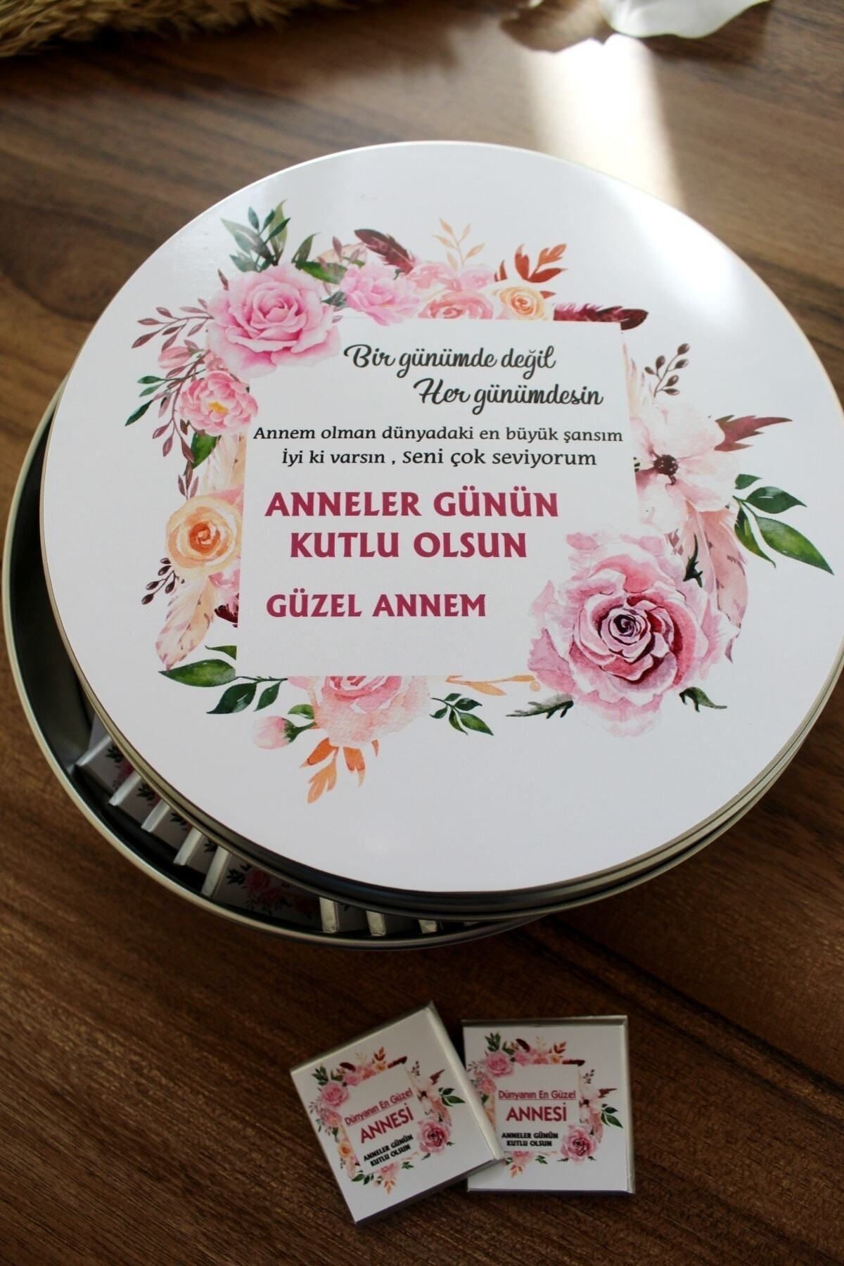 Metal Kutuda Anneler Günü Hediye Çikolata