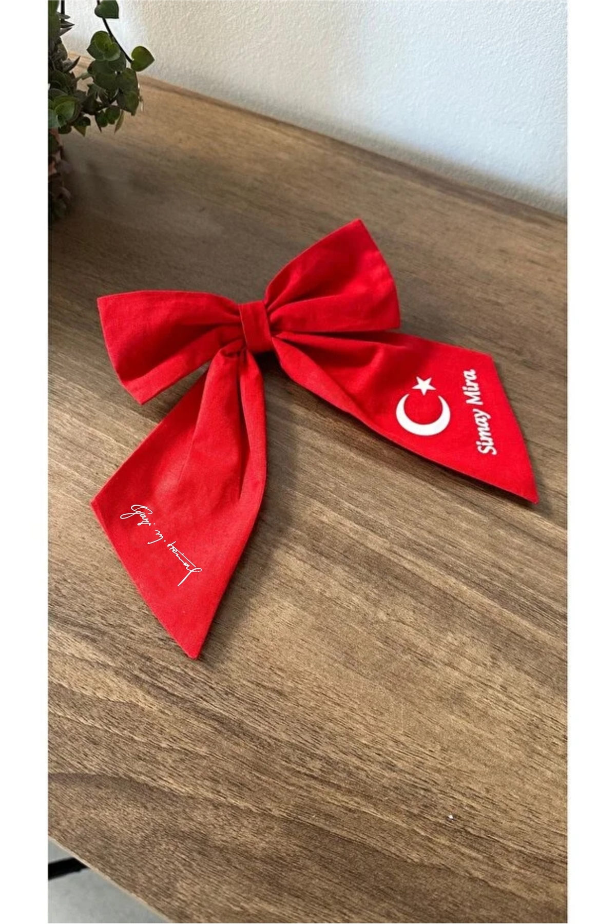 Türk Bayrağı ve Atatürk İmza Baskılı İsimli Kız Çocuk Fiyonk Tokası